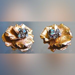 NAPIER RUNWAY ANTIQUE GOLD EARRINGS CRYSTALS 3D AFFECT FLOWER CLIP ON